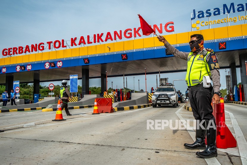 Petugas polisi berjaga di Tol Trans Jawa Km 414 Gerbang Tol Kalikangkung, Semarang, Jawa Tengah. Ilustrasi