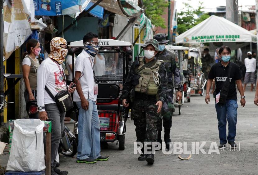 Petugas polisi berpatroli selama dimulainya lockdown karena kenaikan kasus Covid-19 di kota Navota, Manila, Filipina pada hari Kamis (16/7/2020).