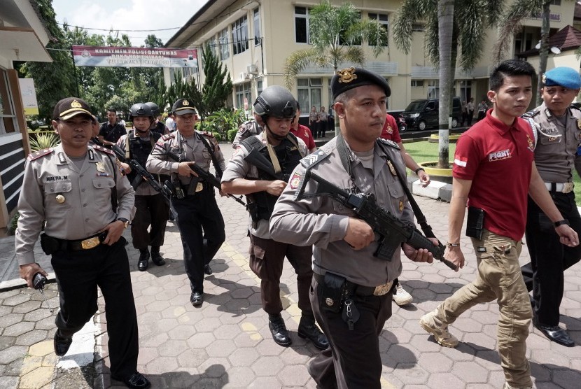 Petugas polisi bersenjata melakukan pengamanan usai peristiwa penyerangan Mapolres Banyumas di Purwokerto, Jateng, Selasa (11/4).