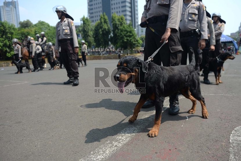 Petugas polisi Brimob melakukan aksi pengamanan saat Simulasi Pengamanan Pilkada Serentak 2015 di Lapangan Lalu Lintas Polda Metro Jaya, Jakarta, Selasa (11/8).   (Republika/WIhdan)