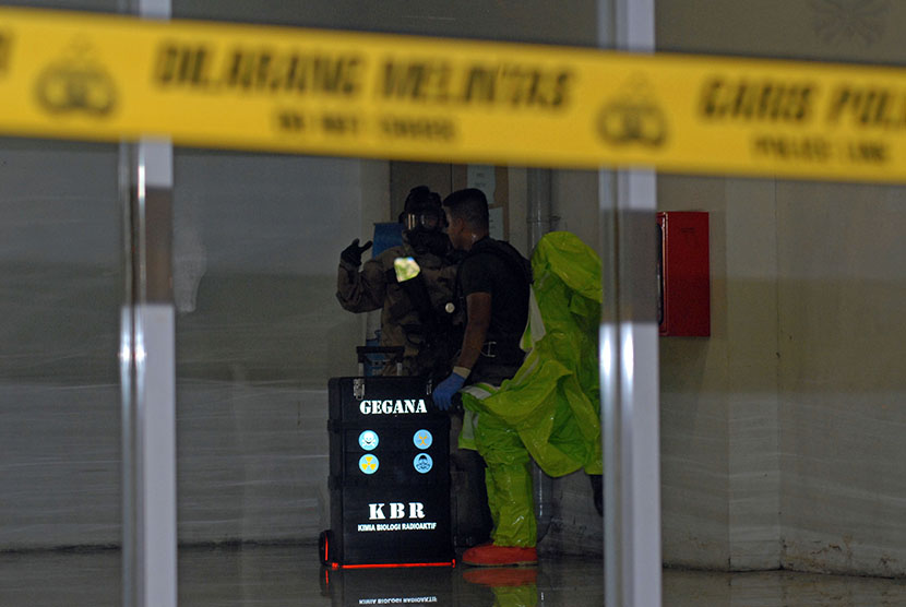 Petugas Polisi dari Polda Metro Jaya melakukan olah TKP penyebab ledakan di kantin Mal Alam Sutera, Tangerang, Banten, beberapa waktu lalu. 