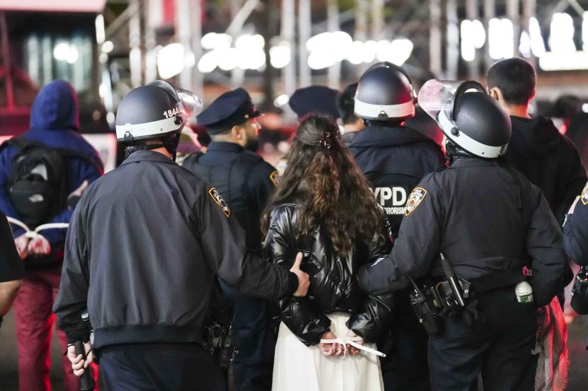 Petugas polisi Kota New York melakukan penangkapan terhadap mahasiswa pro Palestina setelah memasuki Hamilton Hall di Universitas Columbia di New York, Amerika Serikat..
