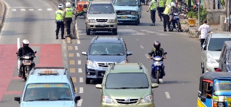  Petugas polisi lalu lintas menangkap pengendara sepeda motor yang melanggar lalu lintas di Kampung Melayu, Jakarta Timur, beberapa waktu lalu.