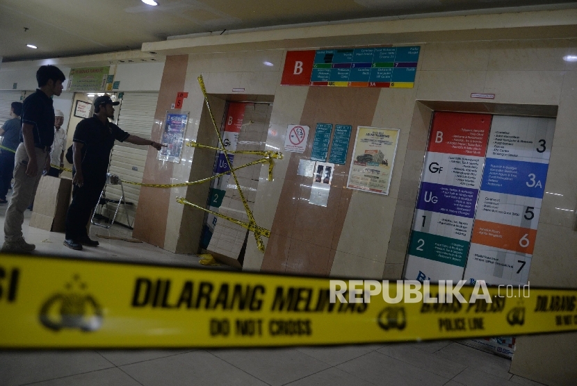  Petugas polisi melakukan identifikasi lokasi terjatuhnya lift di lantai basement Blok M Square, Jakarta, Jumat (17/3).