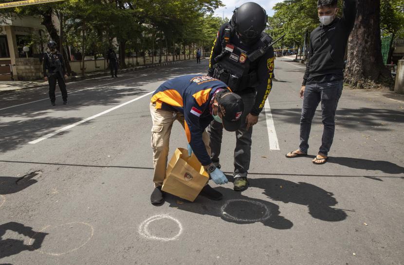 Petugas polisi melakukan olah tkp di tempat terjadinya ledakan bom bunuh diri.