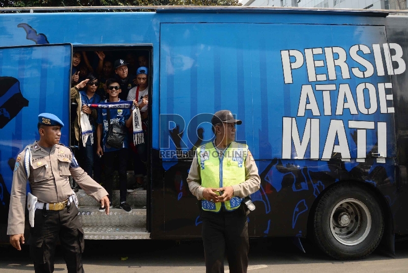 Petugas polisi melakukan pemeriksaan suporter Persib 