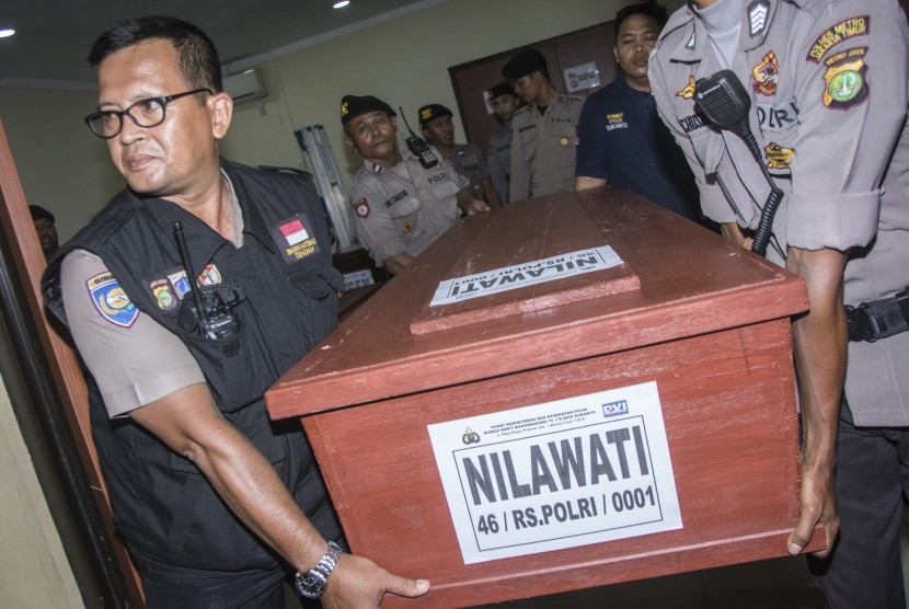Petugas Polisi membawa peti berisi jenazah korban kebakaran pabrik kembang api seusai diserahterimakan di Posko Post Mortem di RS Polri Sukanto, Kramat Jati, Jakarta, Minggu (29/10). 