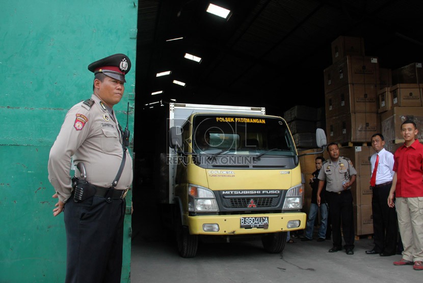   Petugas polisi memeriksa ratusan dus obat-obatan tanpa ijin edar di Pergudangan Pluit, Penjaringan, Jakarta Utara, Senin (23/12).  (Republika/Yasin Habibi)