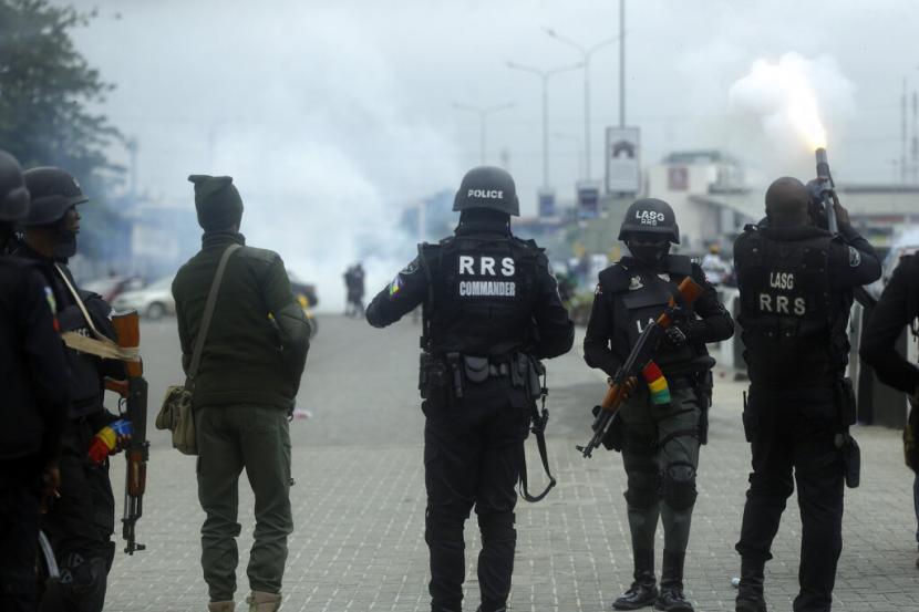 Petugas polisi menembakkan gas air mata setelah demonstrasi di alun-alun Lekki Toll di Lagos, Nigeria, Rabu, 20 Oktober 2021.