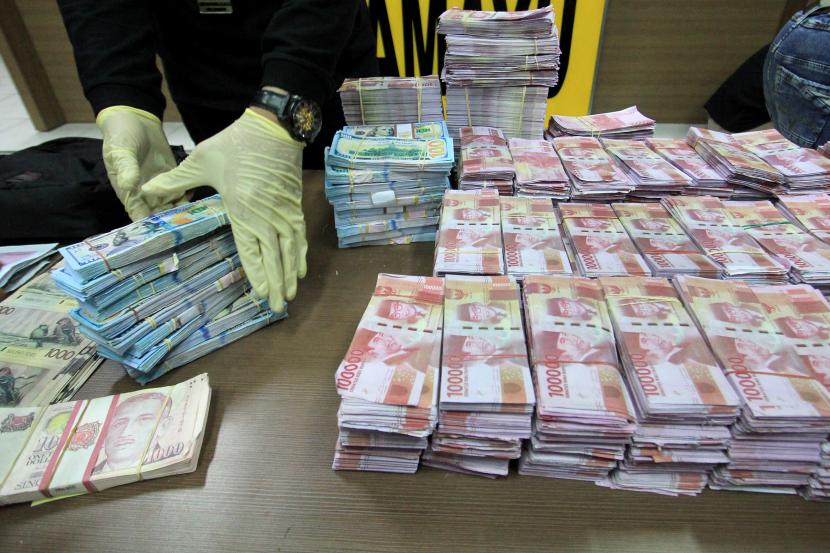 Petugas polisi mengamankan barang bukti uang palsu (ilustrasi)