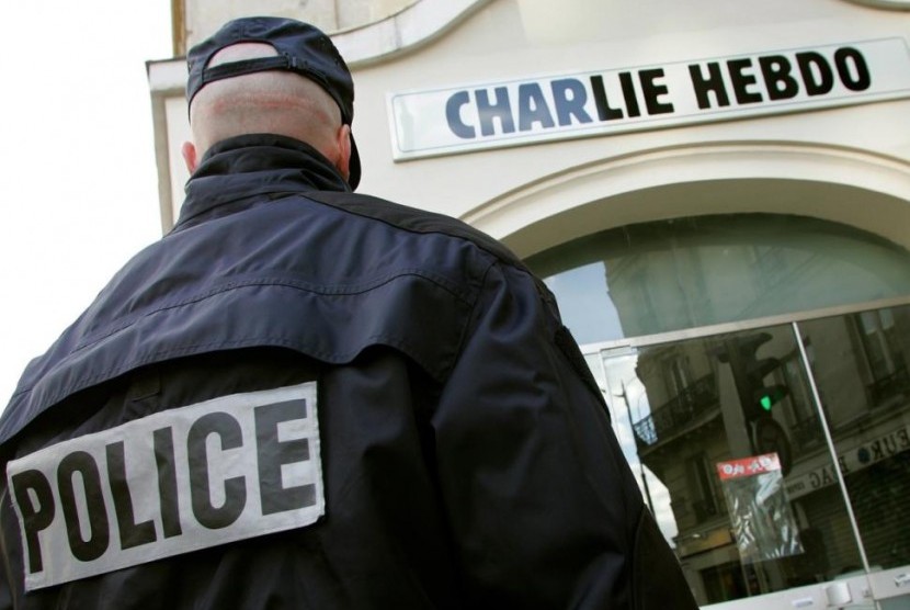 Petugas polisi menjaga kantor Charlie Hebdo.