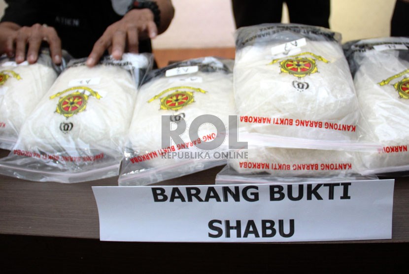   Petugas polisi menunjukan barang bukti shabu dan ekstasi senilai Rp 22 miliar di kantor Dit Narkoba Polda Metro Jaya, Jakarta Pusat, Senin (29/7).    (Republika/ Yasin Habibi)