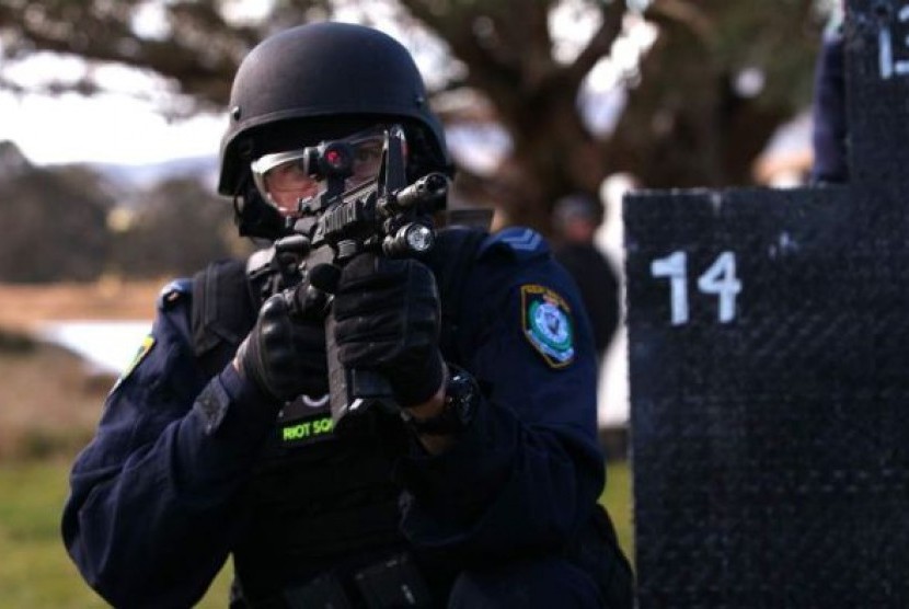 Petugas Polisi New South Wales dengan senapan semi-otomatis Colt M4.