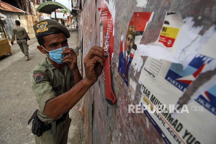 Petugas Polisi Pamong Praja menertibakan APK (ilustrasi) 