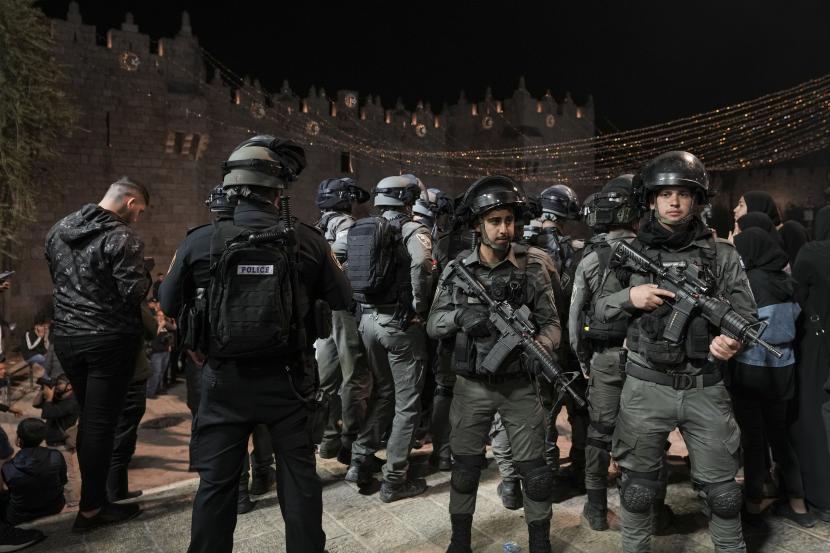 Petugas polisi perbatasan Israel berjaga-jaga selama bentrokan antara pasukan keamanan Israel dan warga Palestina 