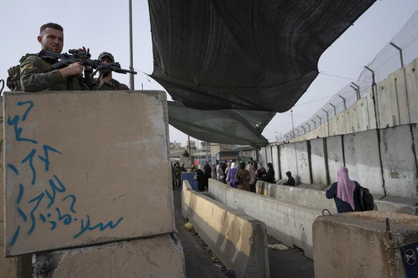 Otoritas Israel mengatakan akan menutup satu-satunya jalur penyeberangan untuk pekerja dari Jalur Gaza pada Ahad (24/4/2022). 