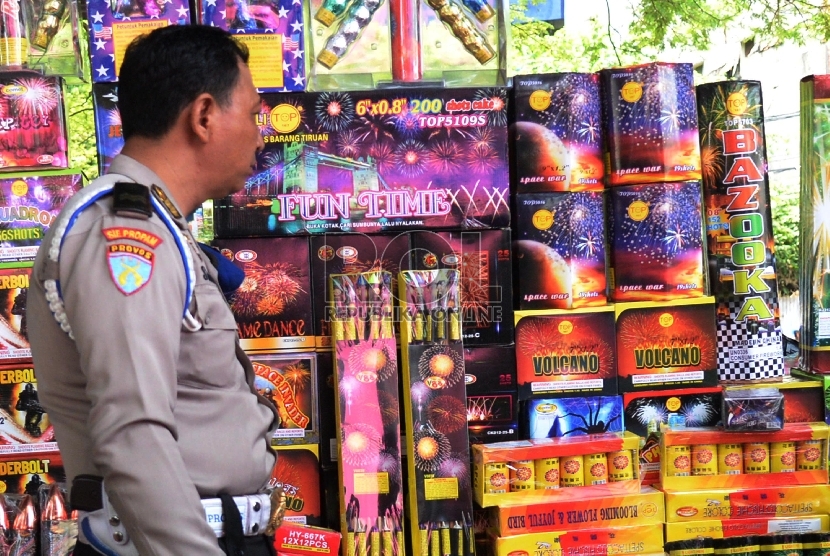 Petugas polisi Polsek Taman Sari merazia kembang api dan petasan di Pasar Asemka, Jakarta, Selasa (29/12).   (Republika/Yasin Habibi)
