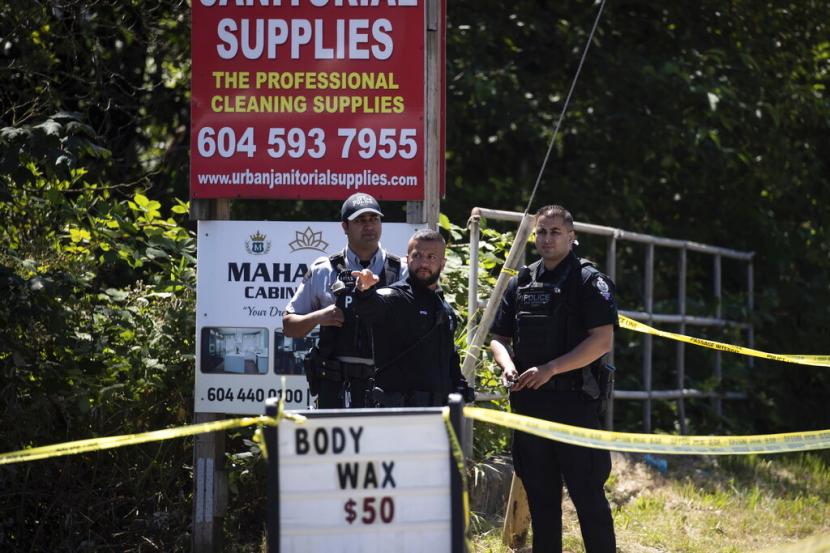 Petugas Polisi Surrey dan petugas RCMP bekerja di lokasi penembakan di Surrey, British Columbia, Kanada, pada Kamis, 14 Juli 2022. Ripudaman Singh Malik, pria yang dibebaskan dalam pemboman teroris Air India 1985, tampaknya telah tewas dalam penembakan itu, menurut beberapa media.