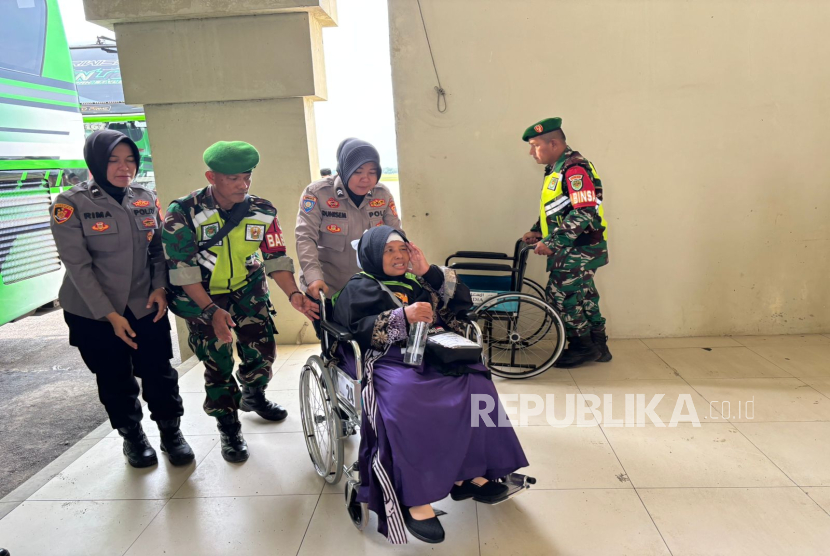Petugas Polres Indramayu lakukan pengamanan dan pelayanan di Asrama Haji Indramayu Provinsi Jawa Barat, Senin (12/5/2025). 
