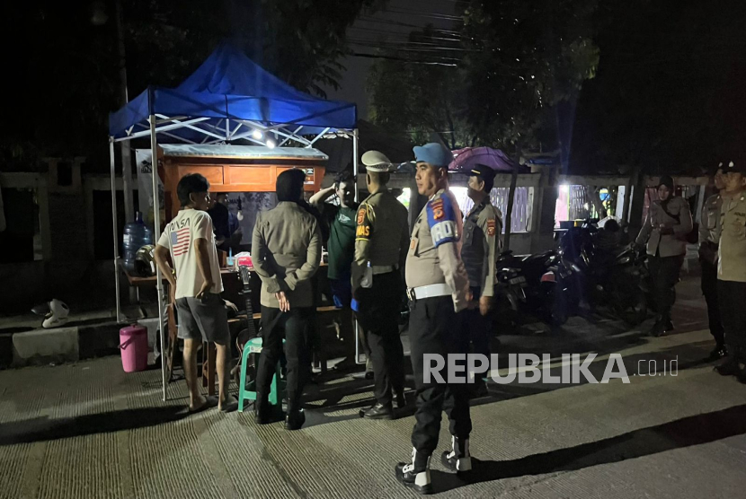 Petugas Polres Indramayu melaksanakan patroli penerapan jam malam bagi pelajar, Senin (9/6/2025) malam. 