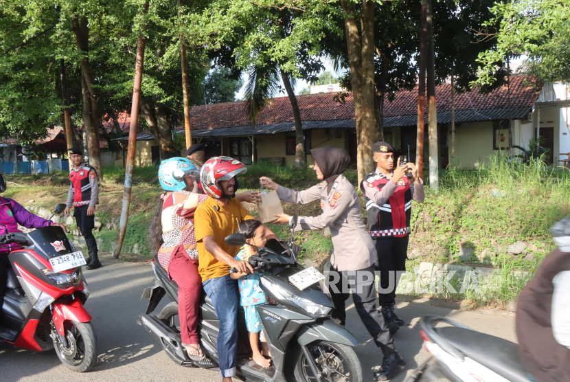 Petugas Polres Indramayu membagikan takjil gratis di depan Aspol Cimanuk Indramayu, Rabu (5/3/2025) sore. 