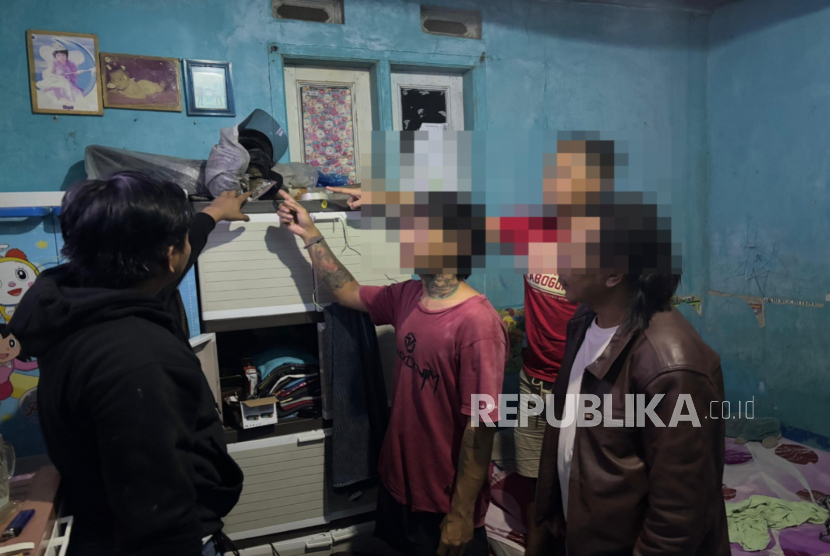 Petugas Polres Indramayu menangkap pengedar ganja kering. 