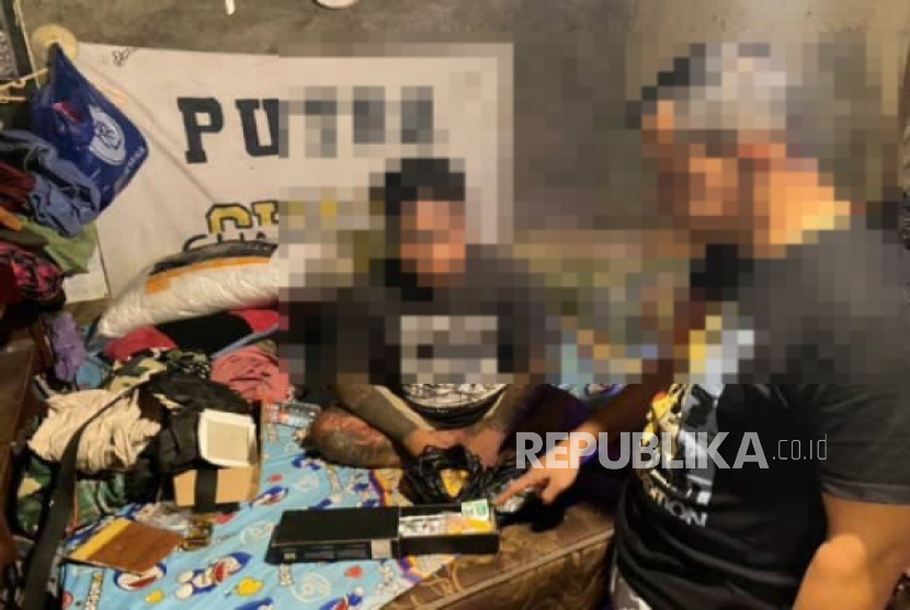 Petugas Polres Indramayu menggerebek rumah pengedar obat keras. 