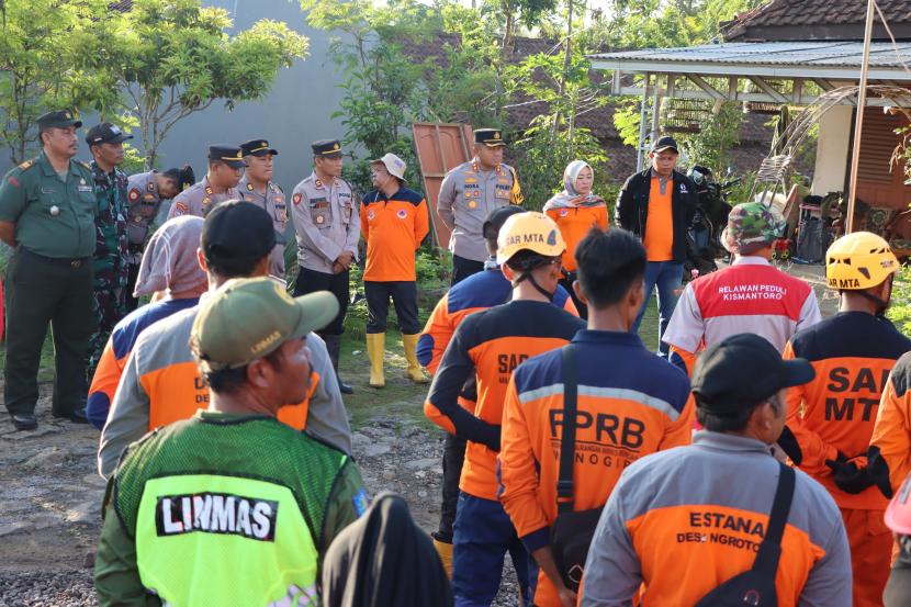 Petugas Polres Wonogiri membantu pencarian korban longsor yang terjadi di wilayah Kecamatan Kismantoro, Rabu (6/12/2023).