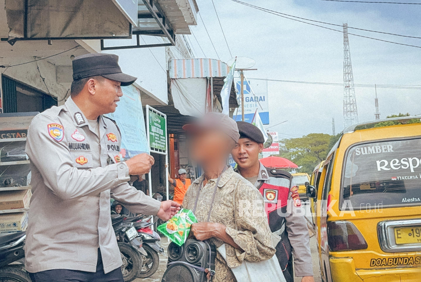 Petugas Polresta Cirebon melakukan penertiban terhadap juru parkir liar dan anak punk yang berkeliaran di kawasan wisata Trusmi, Kabupaten Cirebon, Jumat (4/7/2025). 