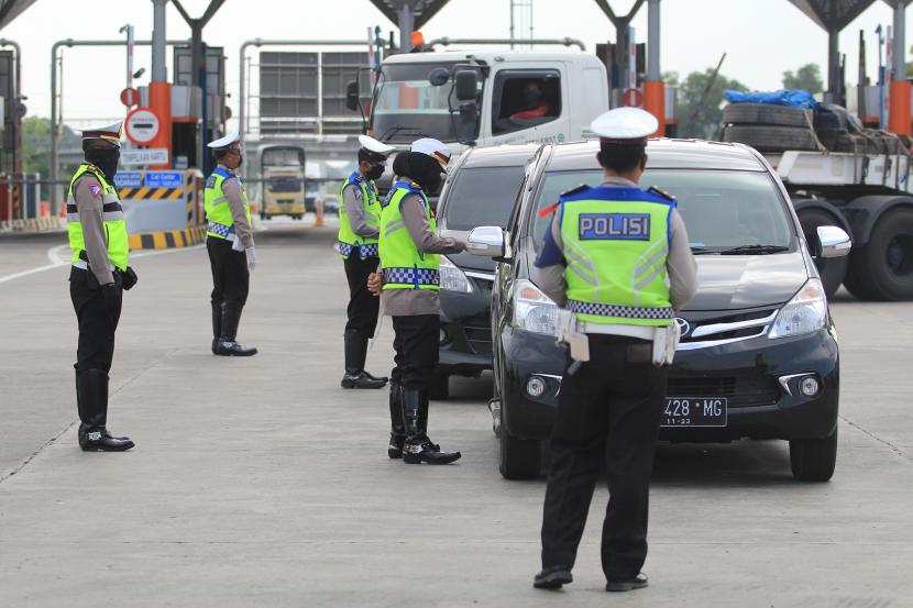Petugas memeriksa kendaraan yang mencoba keluar dari wilayah Jadetabek