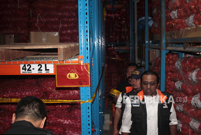 National Police and Ministry of Trade sealed a warehouse that stored illegal imported red onion at Letda Sujono Street, Medan, North Sumatra, Monday (June 25). 