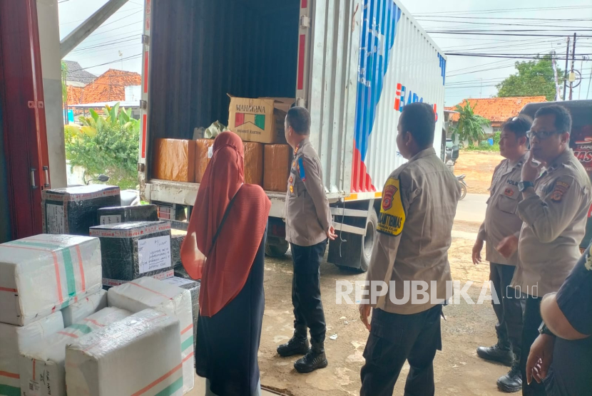 Petugas Polsek Sindang jajaran Polres Indramayu menggagalkan pengiriman paket petasan cabe rawit jenis korek serta berbagai jenis kembang api lainnya. 