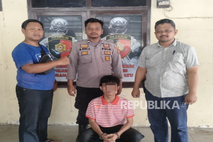Petugas Polsek Widasari menangkap pelaku yang merampas HP milik seorang perempuan yang merupakan mantan pacarnya.