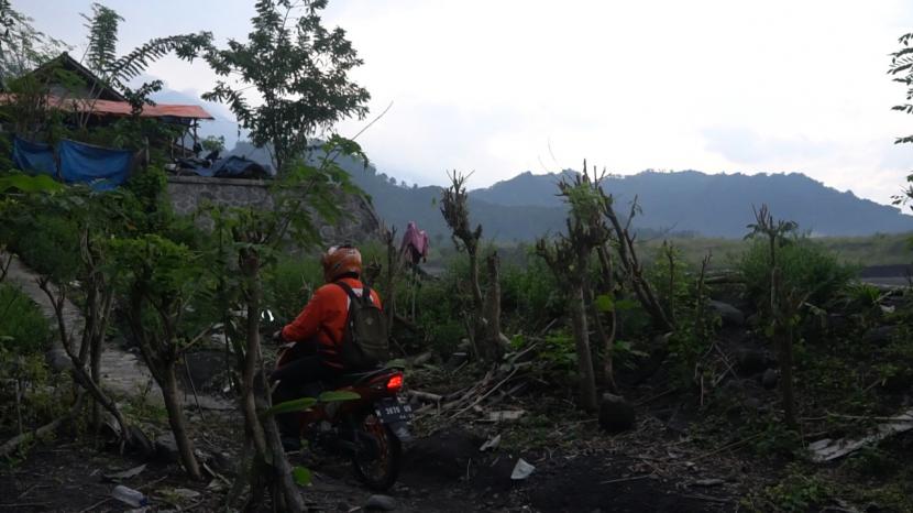 Petugas Pos Indonesia diberi amanat menyalurkan Bantuan Non Tunai (BNT) oleh Palang Merah Indonesia (PMI) kepada warga terdampak Gunung Semeru.