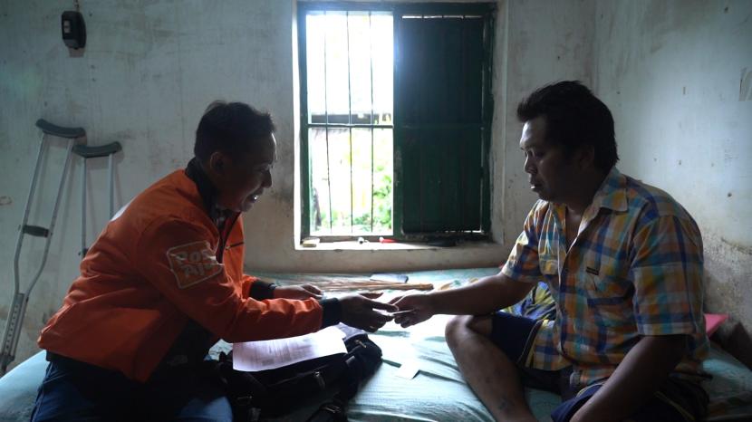 Petugas Pos Indonesia melakukan verifikasi data keluarga penerima manfaat (KPM) bansos, Ahad (28/1) di Yogyakarta. 