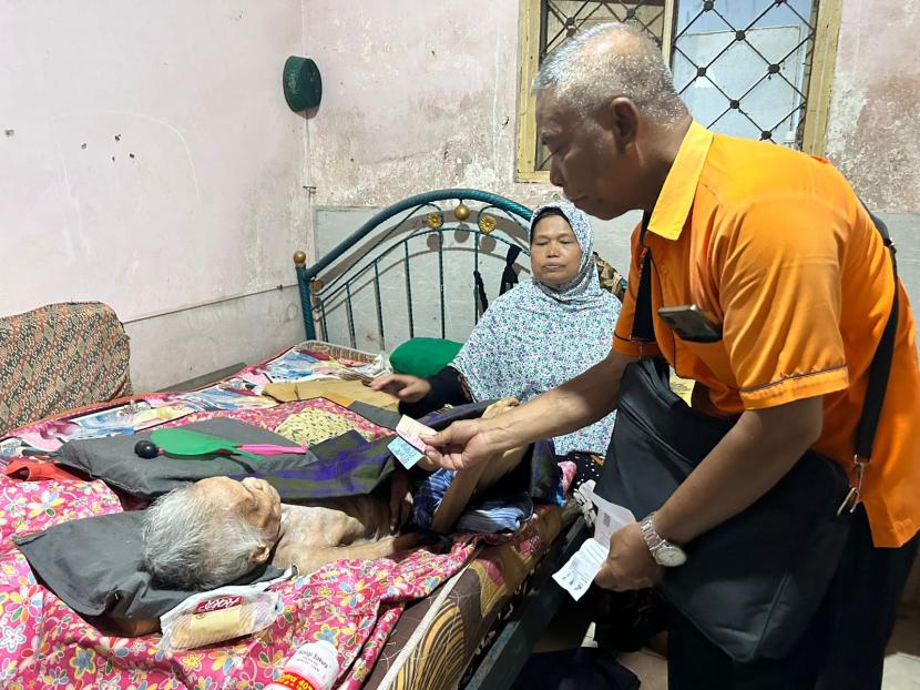 Petugas Pos Indonesia memberikan langsung bantuan sosial kepada penerima di Banyuwangi.