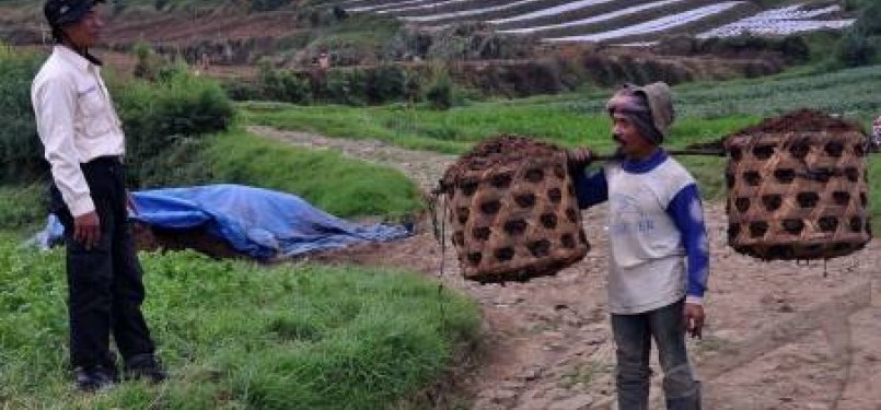 Petugas Pos Pengamatan Gunung Api Dieng mengingatkan seorang warga yang berada di sekitar kawah Timbang yang terus mengeluarkan gas karbondioksida CO2 untuk waspada di Dukuh Simbar, Batur, Banjarnegara, Jateng, Sabtu (28/5).