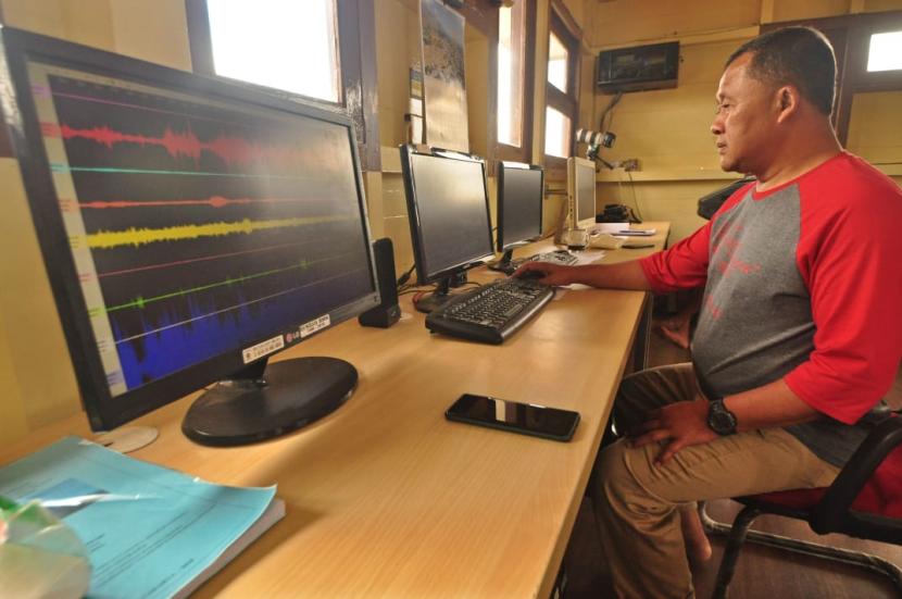 Petugas Pos Pengamatan Gunung Merapi Jrakah, di wilayah Kecamatan Selo, Kabupaten Boyolali, Ahmad Sofari mengamati perkembangan aktivitas gunung Merapi dari monitor seismometer, Ahad (15/11).