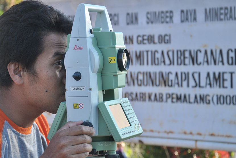 Petugas Posko Pemantauan Gunung Slamet di Desa Gambuhan, Kecamatan Pulosari, Kabupaten Pemalang, Jawa Tengah mengoperasionalkan alat Electric Distance Measure (EDM) untuk memantau aktivitas vulkanis Gunung Slamet, Ahad (14/9).