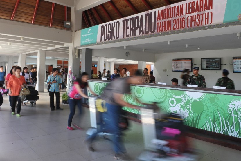 Petugas posko terpadu mengawasi penumpang yang menuju ke terminal keberangkatan domestik Bandara Ngurah Rai, Denpasar, Jumat (24/6). 