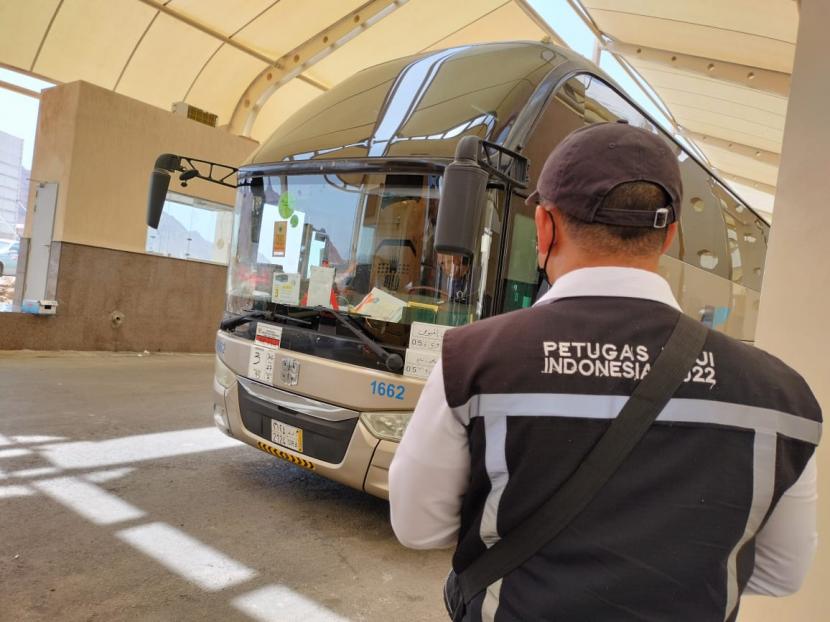 Petugas PPIH melakukan pengecekan terhadap bus-bus jamaah haji Indonesia gelombang 2 di Terminal Hijrah yang akan tiba di Madinah, Arab Saudi pada Ahad (24/7).