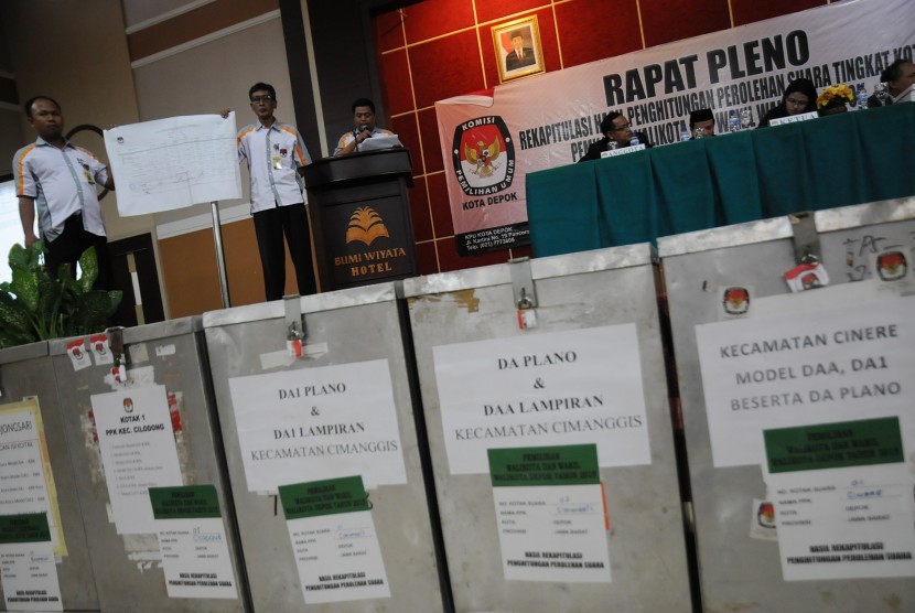 Petugas PPK memaparkan hasil penghitungan suara dari tiap kecamatan dalam rapat pleno rekapitulasi hasil penghitungan perolehan suara tingkat kota pada Pilkada Depok, di Depok, Jawa Barat, Rabu (16/12). 