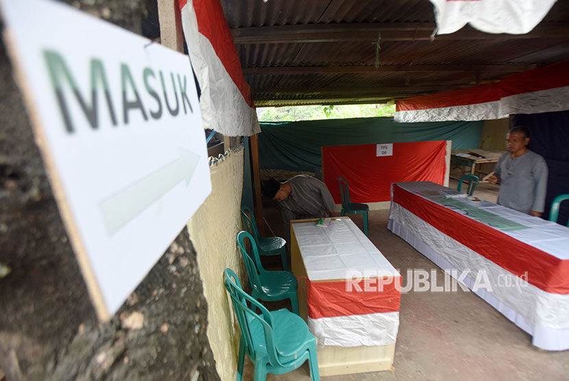 Petugas PPS membuat Tempat Pemungutan Suara (TPS) 