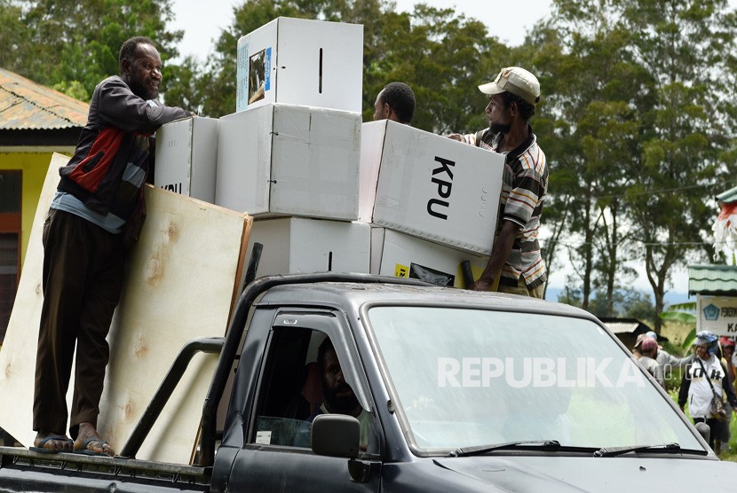 Petugas PPS mengangkut logistik Pemilu 2019 (ilustrasi)