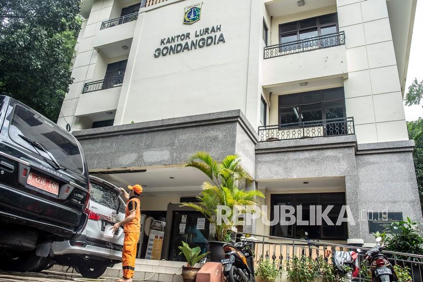 Petugas PPSU mencuci kendaraan di Kantor Kelurahan Gondangdia, Jakarta, Rabu (19/1/2022). Kantor Kelurahan Gondangdia ditutup karena sebanyak 33 pegawainya positif COVID-19, namun pelayanan terhadap masyarakat tetap dilakukan dengan 