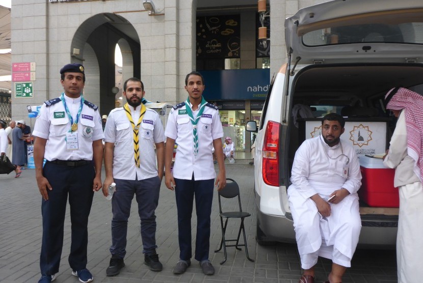 Petugas pramuka Arab Saudi yang membantu jamaah