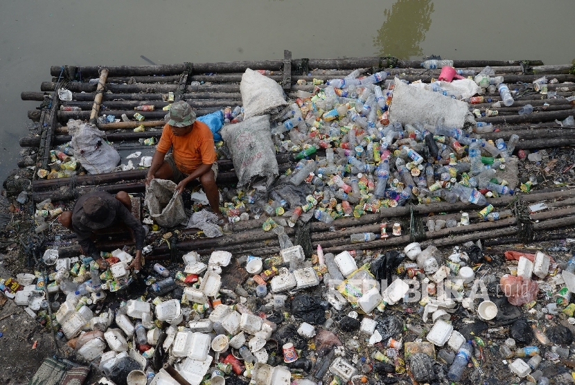 Petugas Prasarana dan Sarana Umum (PPSU) dan warga setempat membersihkan sampah di bawah jembatan Kali Cideng, Jakarta Pusat, Senin (14/11). 