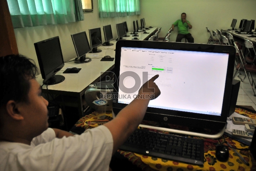Petugas/proktor melakukan singkronisasi soal dari server pusat ke server sekolah untuk Ujian Nasional (UN) di SMA 70 Jakarta, Ahad (12/4).  (Republika/Rakhmawaty La'lang)