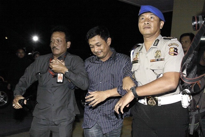 Petugas Propam Menggiring anggota Polda Kalimantan Barat AKBP Idha Endri Prastiono (tengah) menuju ruang tahanan Bareskrim, Mabes Polri, Jakarta Selatan, Selasa (9/9).