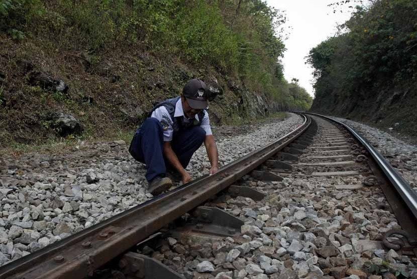  Petugas PT. KAI, Aman (44 tahun) memeriksa baut sambungan rel kereta di jalur Selatan Lingkar Nagreg, Jawa Barat, Kamis (16/8). 